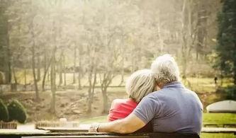 情侣旋转拥抱吃瓜